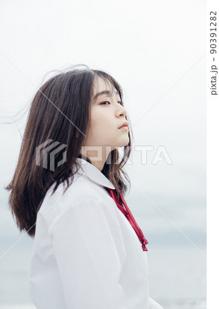海辺の女子高生 90391282