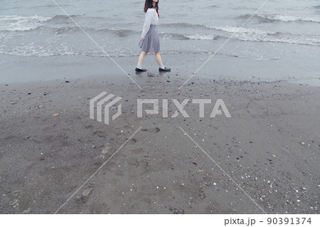 海辺の女子高生の足元 海辺の女子高生の足元 90391374