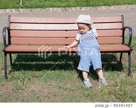 子供 ベンチ 遊ぶ 子供 ベンチ 遊ぶ 90391407