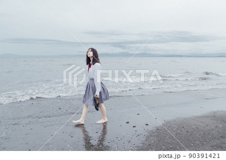 波打ち際の女子高生 90391421
