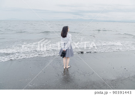 波打ち際の女子高生 90391443