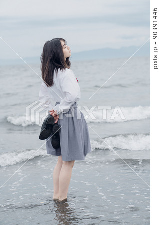 波打ち際の女子高生 波打ち際の女子高生 90391446