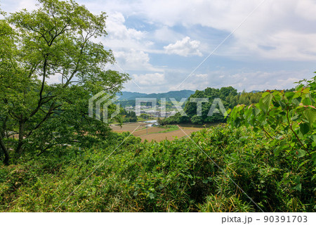 新緑の高取町からキトラ古墳 岡宮天皇真弓丘陵からの眺め 2022年5月25日 新緑の高取町からキトラ古墳 岡宮天皇真弓丘陵からの眺め 2022年5月25日 90391703