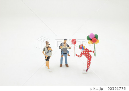 a figure of Clown share the balloons to kids 90391776
