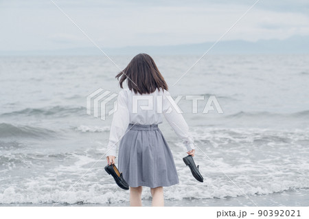 波打ち際の女子高生 波打ち際の女子高生 90392021