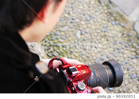 カメラを構える若い男性の写真 カメラを構える若い男性の写真 90392051