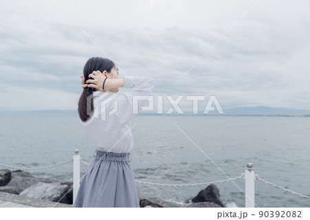 海岸の女子高生 90392082