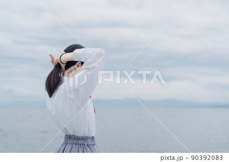 海岸の女子高生 90392083