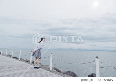 海岸の女子高生 90392085