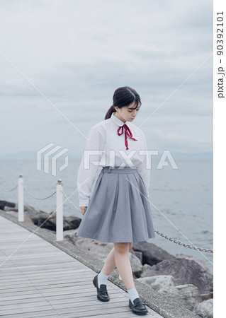 海岸の女子高生 90392101