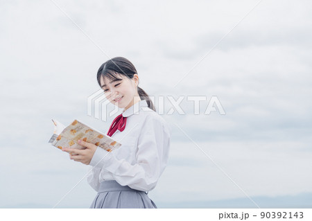 読書する女子高生 読書する女子高生 90392143