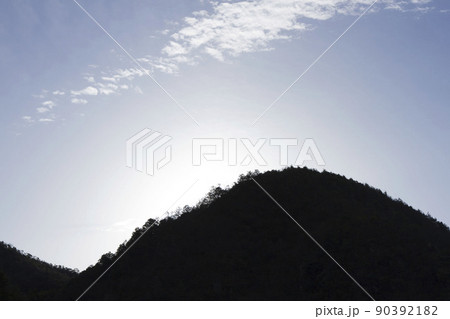 3月末朝空と山のシルエット 90392182