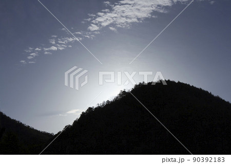3月末朝空と山のシルエット 90392183