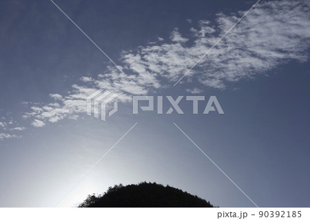 3月末朝空と山のシルエット 90392185