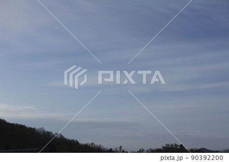 4月初旬早朝の空と山の端 90392200