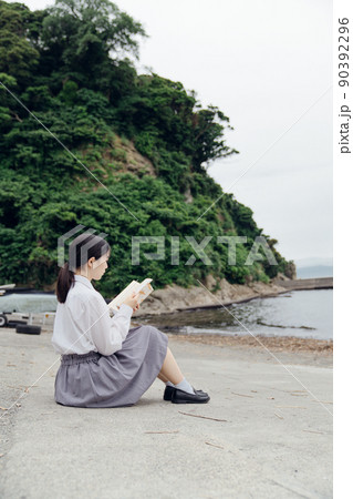 読書する女子高生 読書する女子高生 90392296