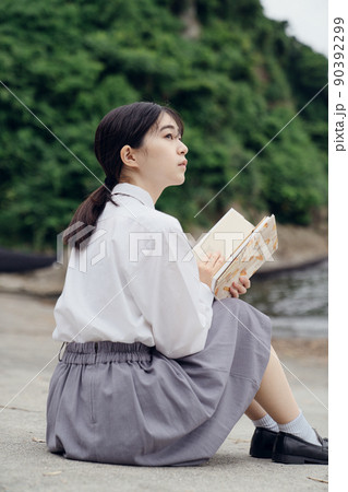 読書する女子高生 読書する女子高生 90392299