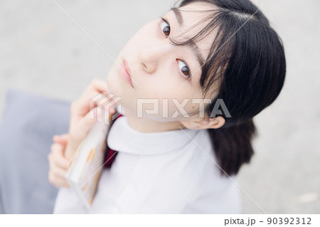 読書する女子高生 読書する女子高生 90392312