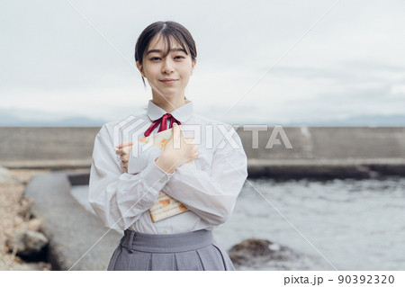 読書する女子高生 読書する女子高生 90392320