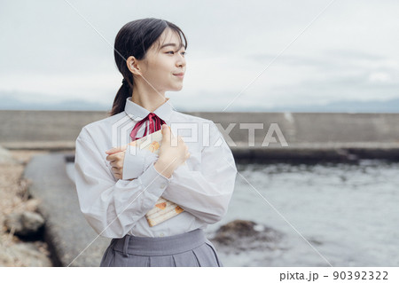読書する女子高生 読書する女子高生 90392322