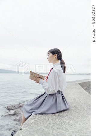 読書する女子高生 90392327