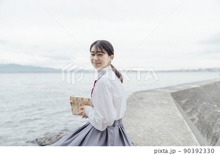 読書する女子高生 90392330