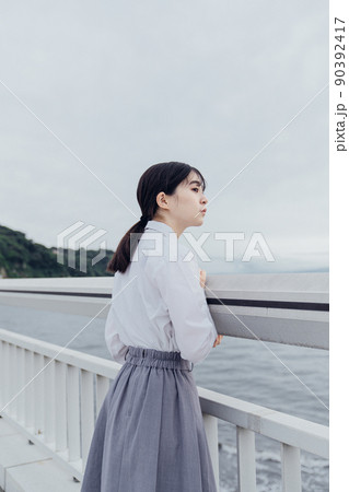 海辺の女子高生 90392417