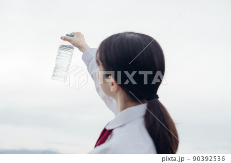 水を飲む女子高生 水を飲む女子高生 90392536