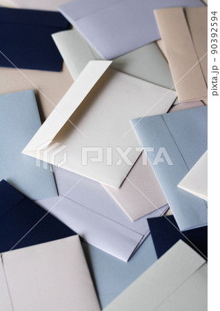 散らばった多くの封書 散らばった多くの封書 90392594
