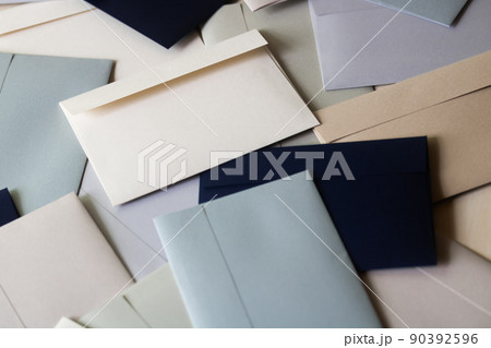 散らばった多くの封書 90392596