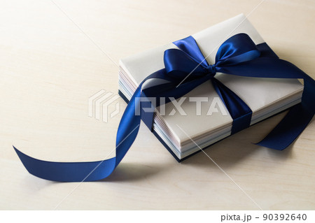 青いリボンで束ねた特別な封書 90392640