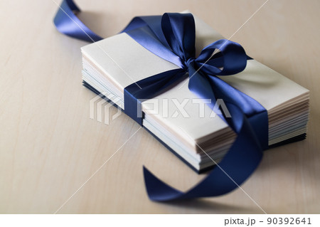 青いリボンで束ねた特別な封書 90392641