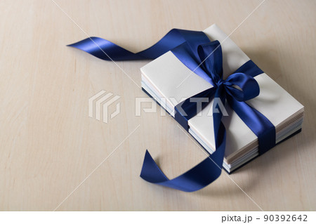 青いリボンで束ねた特別な封書 90392642