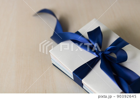 青いリボンで束ねた特別な封書 90392645