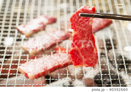 バーベキュー 焼肉 炭火焼 持ち上げる 焼き肉 BBQ バーベキュー 焼肉 炭火焼 持ち上げる 焼き肉 BBQ 90392660