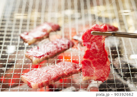 バーベキュー 焼肉 炭火焼 持ち上げる 焼き肉 BBQ バーベキュー 焼肉 炭火焼 持ち上げる 焼き肉 BBQ 90392662