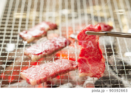 バーベキュー　焼肉　炭火焼　持ち上げる　焼き肉　BBQ 90392663