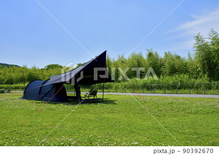 ソロキャンプイメージ　ブラックのタープとテント 90392670