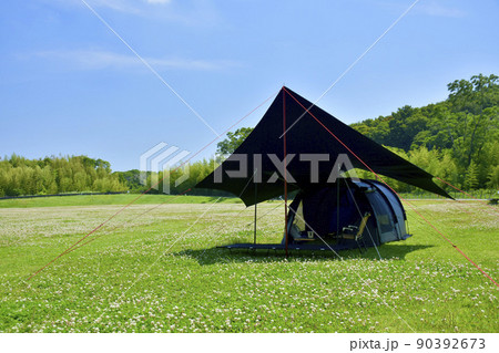 ソロキャンプイメージ　ブラックのタープとテント 90392673