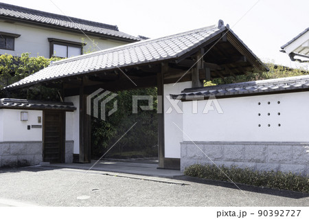 甲州街道　甲斐市内下今井の旧家水上家長屋門 90392727