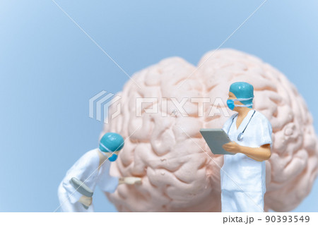 Miniature People Surgeon analyzing patient brain 90393549