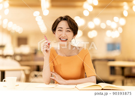 カフェで勉強するミドルの女性 90393875
