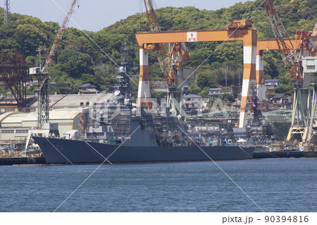 造船所のドックと護衛艦 90394816