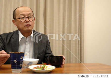 自宅で食事する中年男性 自宅で食事する中年男性 90394883