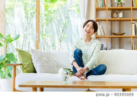 リビングで寛ぐミドルの女性 リビングで寛ぐミドルの女性 90395009