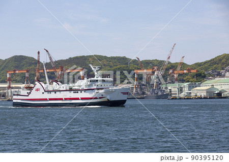 長崎港に入るフェリー 90395120