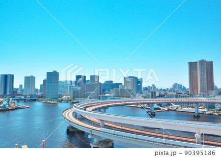 東京湾沿岸の街並み 90395186