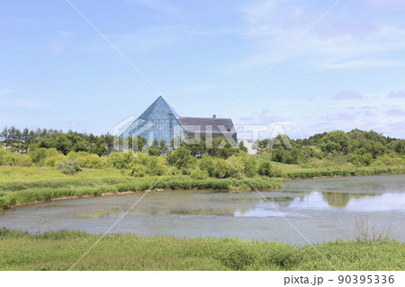 北海道・札幌　モエレ沼公園　水郷東大橋から見るガラスのピラミッド 90395336