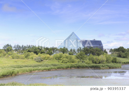 北海道・札幌　モエレ沼公園　水郷東大橋から見るガラスのピラミッド 90395337