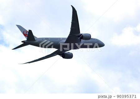 大阪国際空港 JAL 飛行機 離陸 大阪国際空港 JAL 飛行機 離陸 90395371